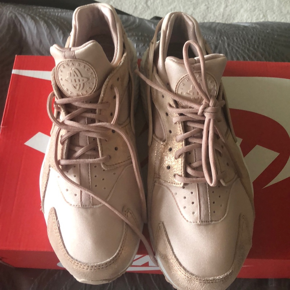 Pink and Rose GoldNike Huarache Run